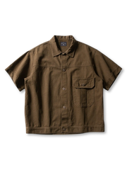 大容量フラップポケットとオープンカラーが特徴のワイドポケットワークシャツの全身ビュー。