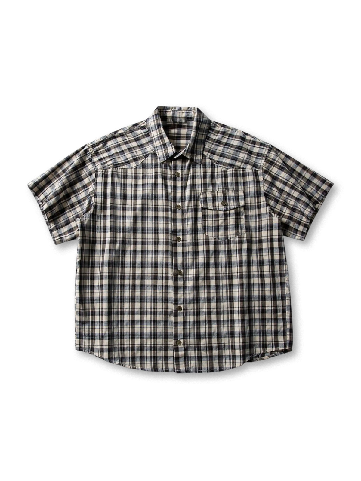 インディゴチェック柄とゆったりシルエットが特徴のリラクシングシャツ