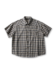 インディゴチェック柄とゆったりシルエットが特徴のリラクシングシャツ