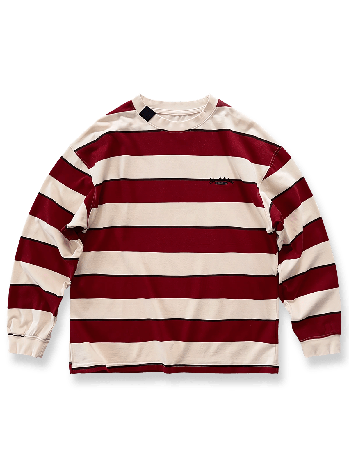 二重ウォッシュ加工を施したワイドストライプのクルーネック長袖Tシャツ。ドロップショルダーと小さな刺繍ディテールが特徴。