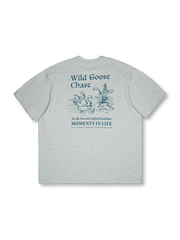 「WILD GOOSE CHASE」プリントが特徴のアメリカンヴィンテージ風100%コットンTシャツ。快適で耐久性に優れた一着。