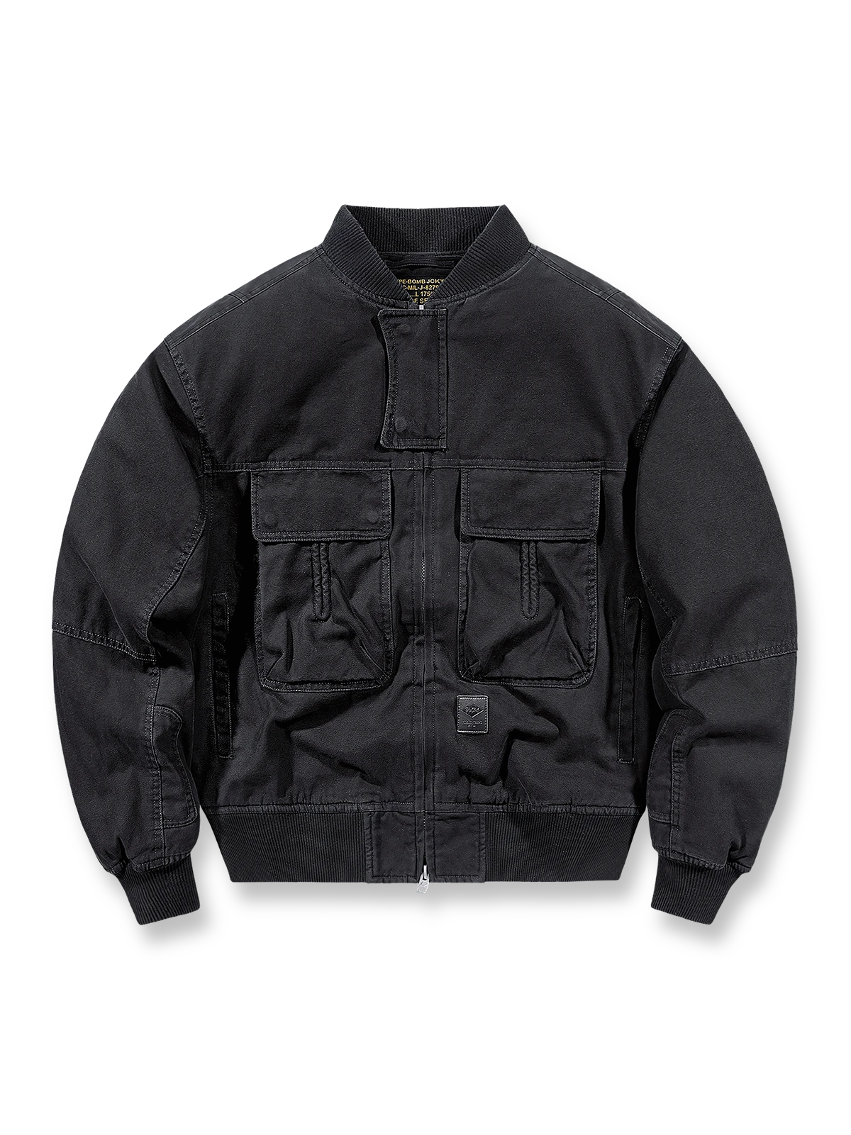 厚手素材とリブニットで防風性を高めたクラシックフライトジャケット。ダブルジッパーと大容量ポケット付き。