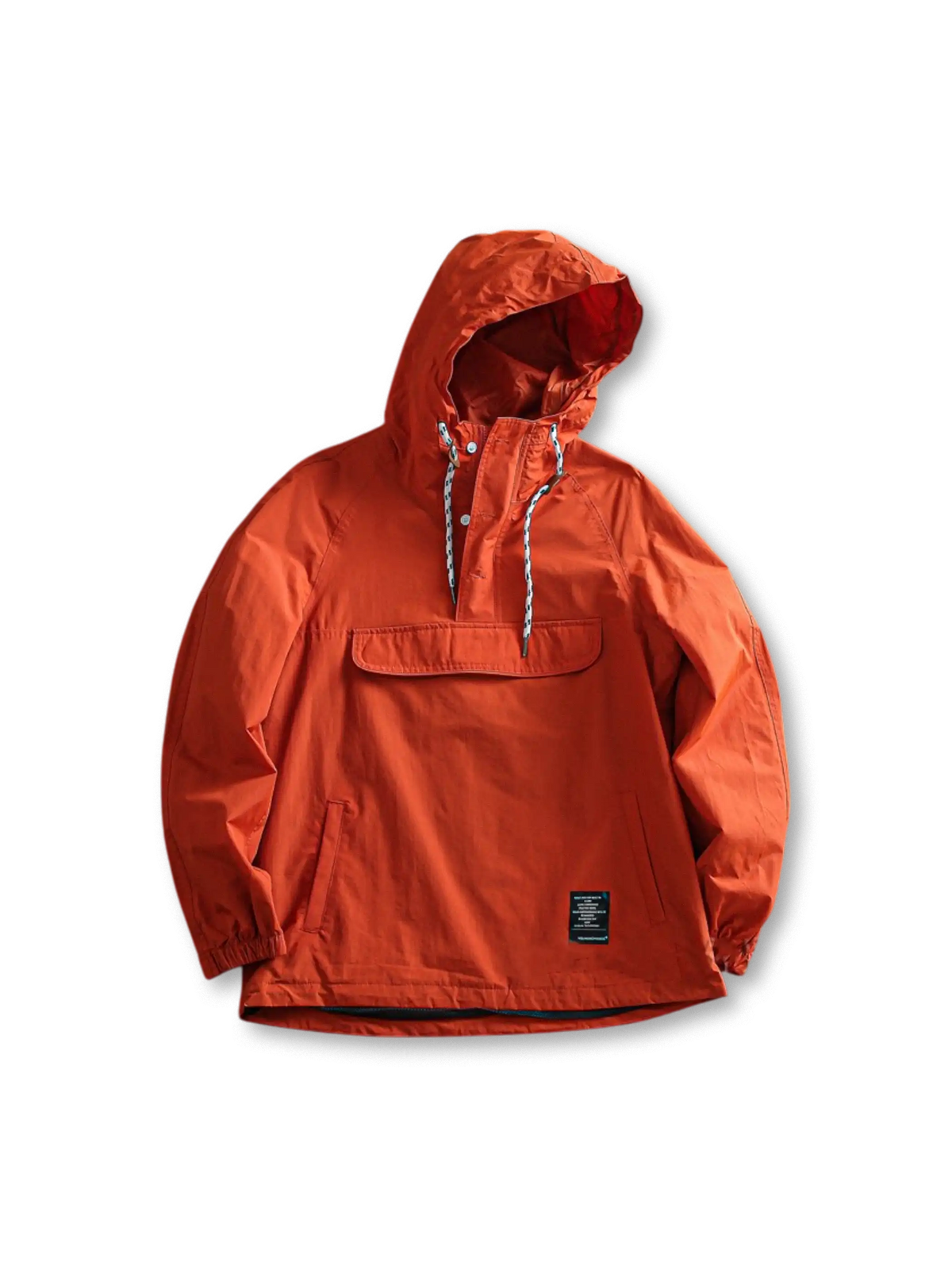 防風防水加工とカンガルーポケットが特徴のハーフジップフードプルオーバー。調節可能な袖口裾付きで多用途に対応。