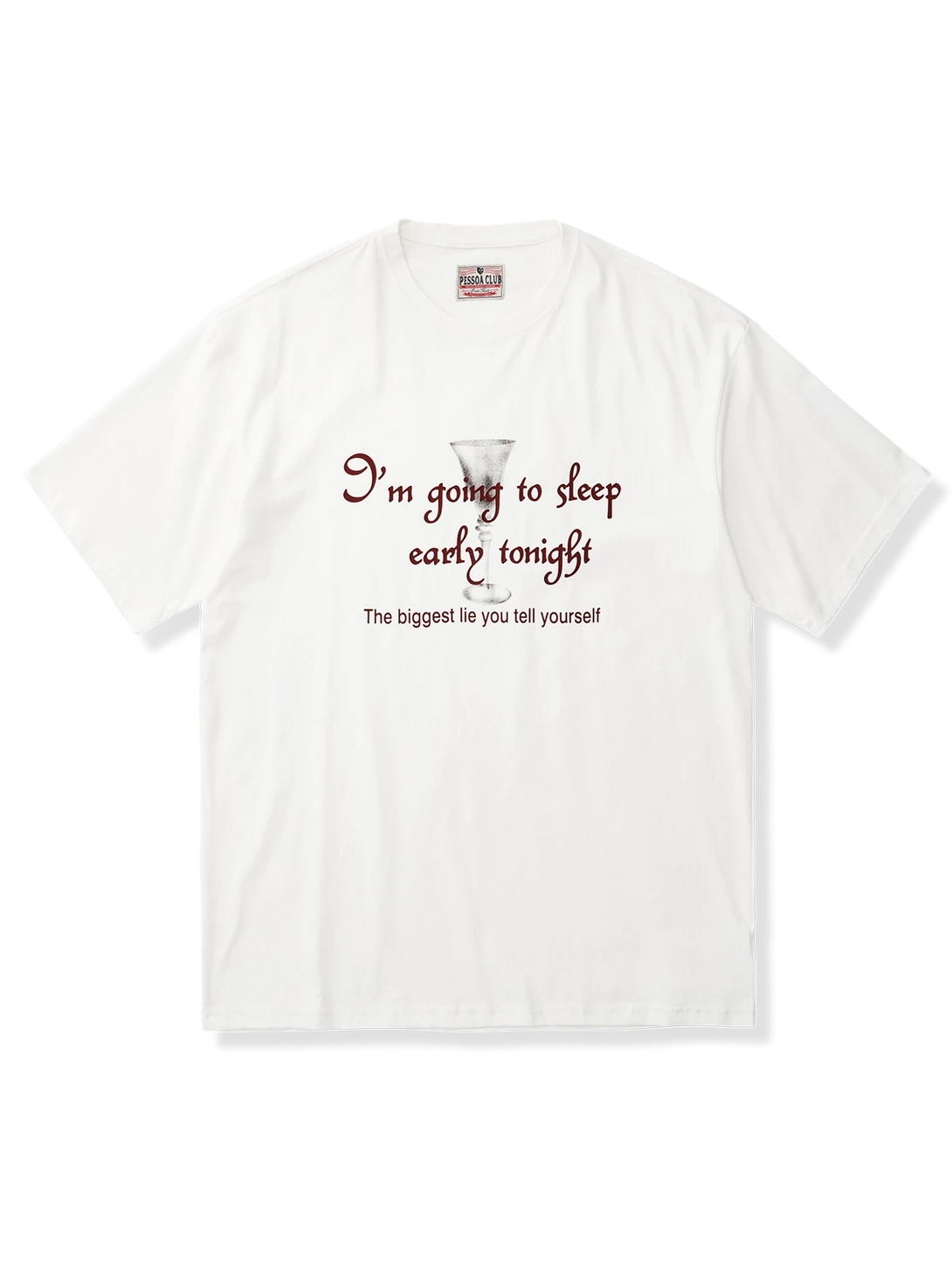 ワイングラスと英文字のコントラストプリントが映えるオフホワイトTシャツ。