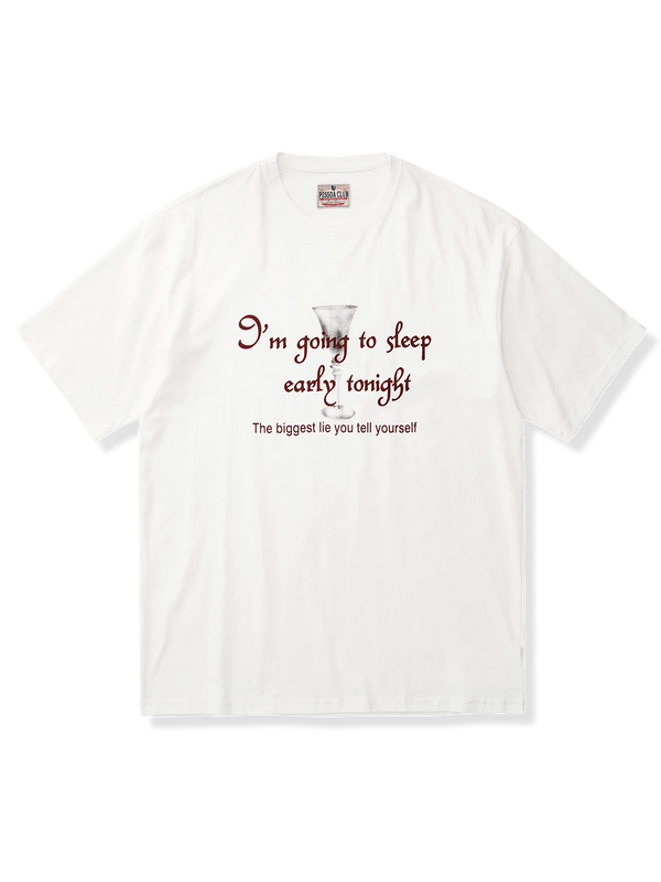 ワイングラスと英文字のコントラストプリントが映えるオフホワイトTシャツ。