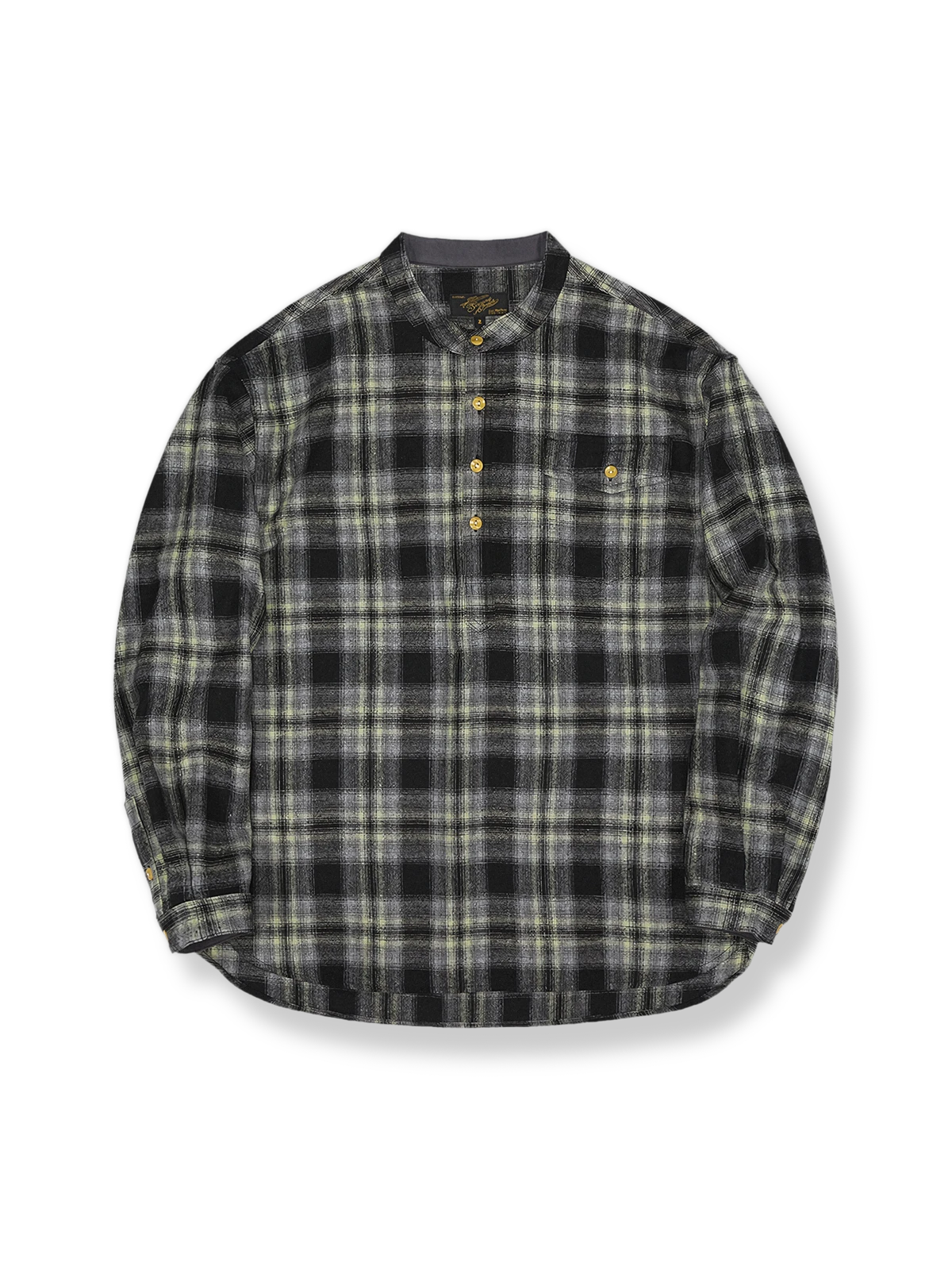 ウール混紡チェック柄のプルオーバースタンドカラーシャツ。