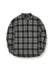 ウール混紡チェック柄のプルオーバースタンドカラーシャツ。