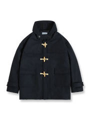 ウール混素材と伝統的な木製トグルボタンが特徴のロング丈ダッフルコート