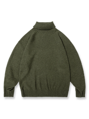 柔らかく暖かいウール混紡のタートルネックセーター。リブ編み仕様で風を防ぎシンプルな無地デザイン。