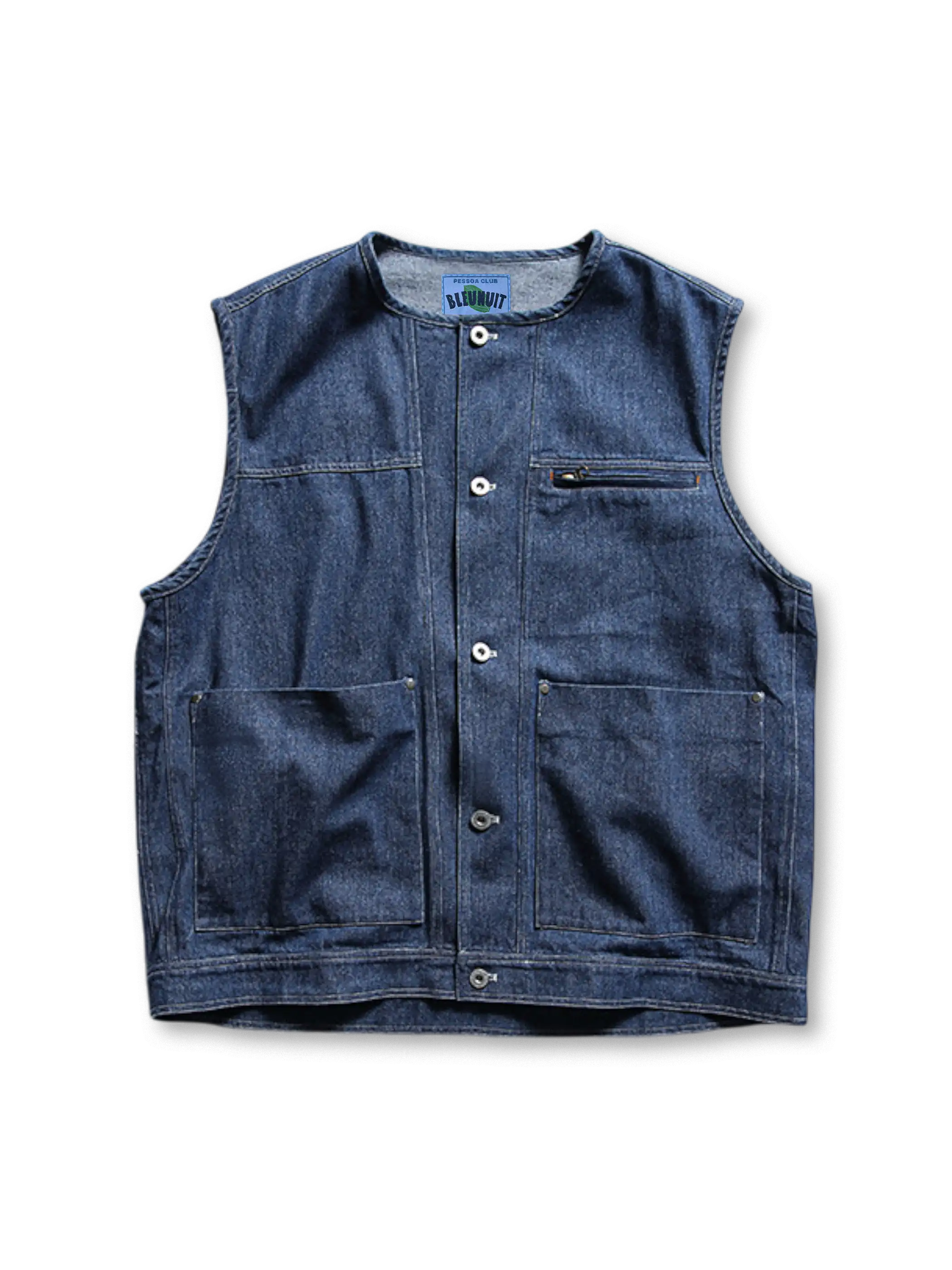 ボタン開閉と大型ポケットが際立つワークデニムベスト