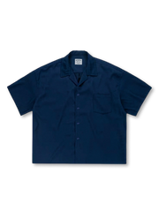 シワになりにくい混紡素材とワークディテールが特徴のキューバカラー半袖シャツ