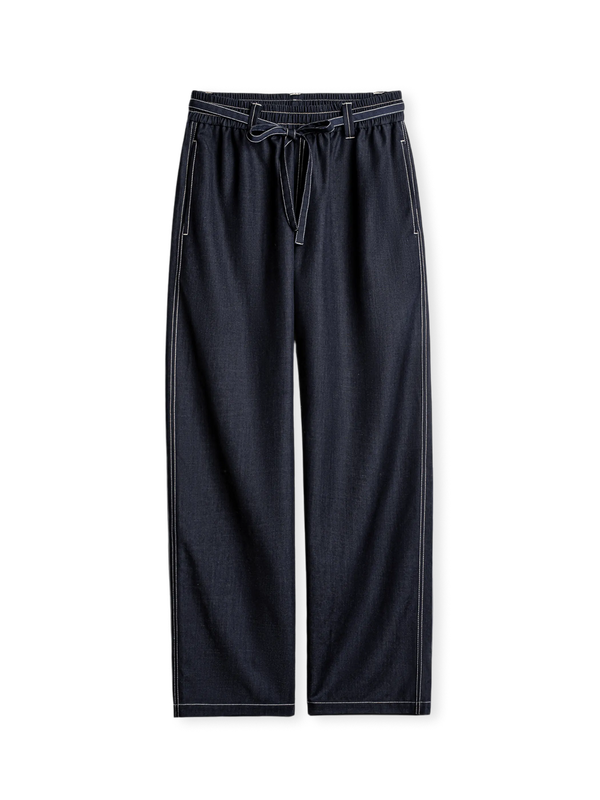 伝統的なアメリカンデニムとX-DENIM新素材技術を融合したドレープデニムカジュアルパンツ。ウエストゴム仕様で快適なフィット感が特徴。