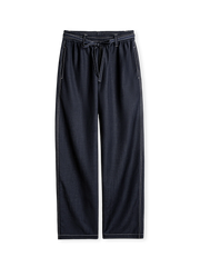 伝統的なアメリカンデニムとX-DENIM新素材技術を融合したドレープデニムカジュアルパンツ。ウエストゴム仕様で快適なフィット感が特徴。