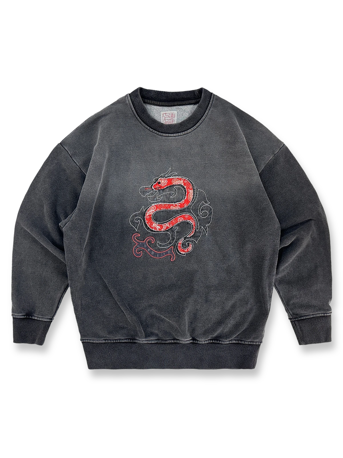龍と蛇の刺繍が施された巳年限定ウォッシュ加工スウェット