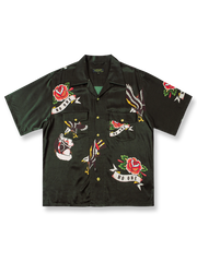 イーグル、スカル、ローズのプリントが特徴の横須賀プリントハワイアンシャツ