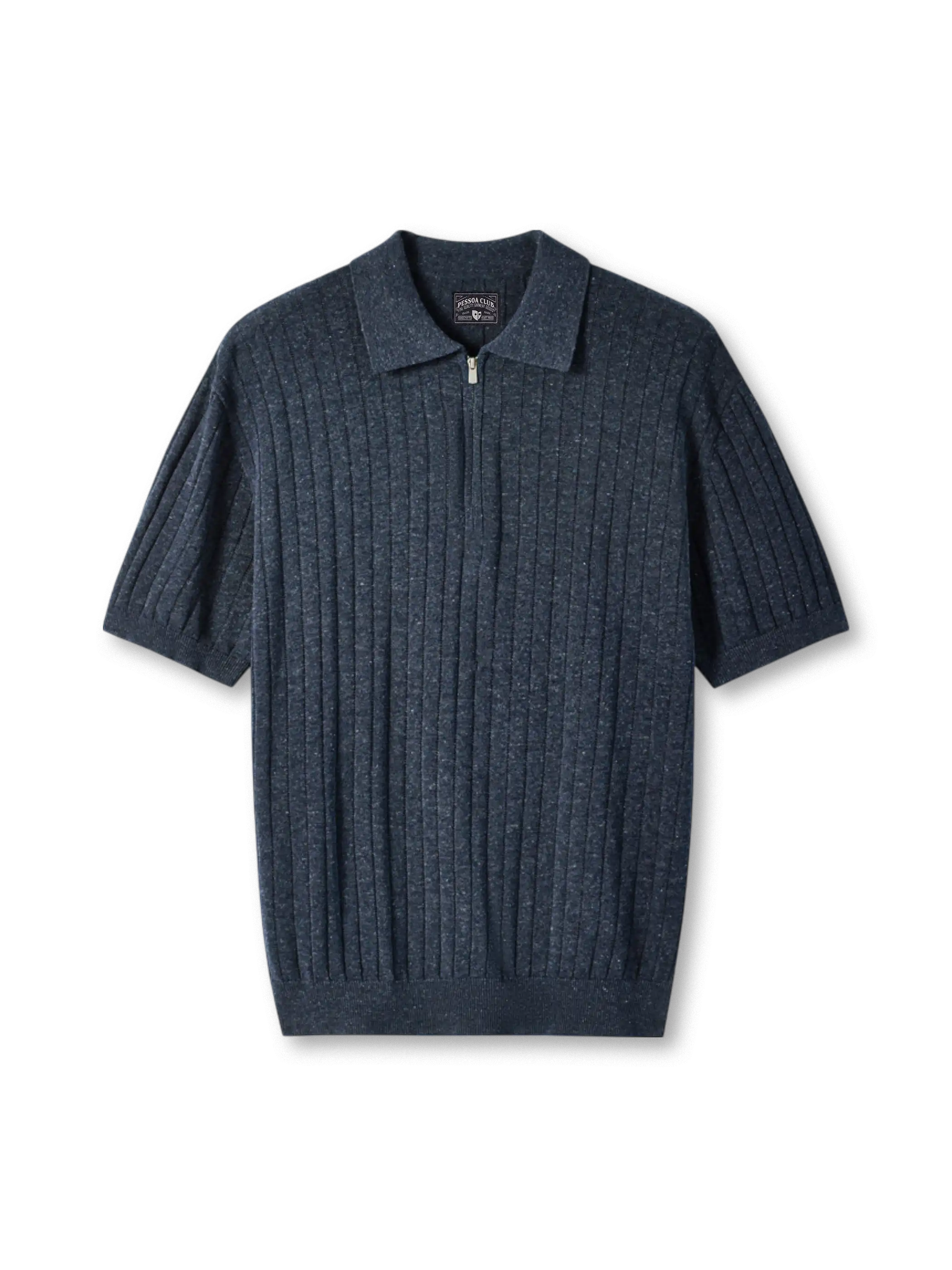 ジップフロントテンセルリネンポロの全身ビュー、畦編み襟と開閉ジップネックを強調。