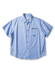 カラフルボタンとジップポケットが特徴のギンガムチェックシャツ