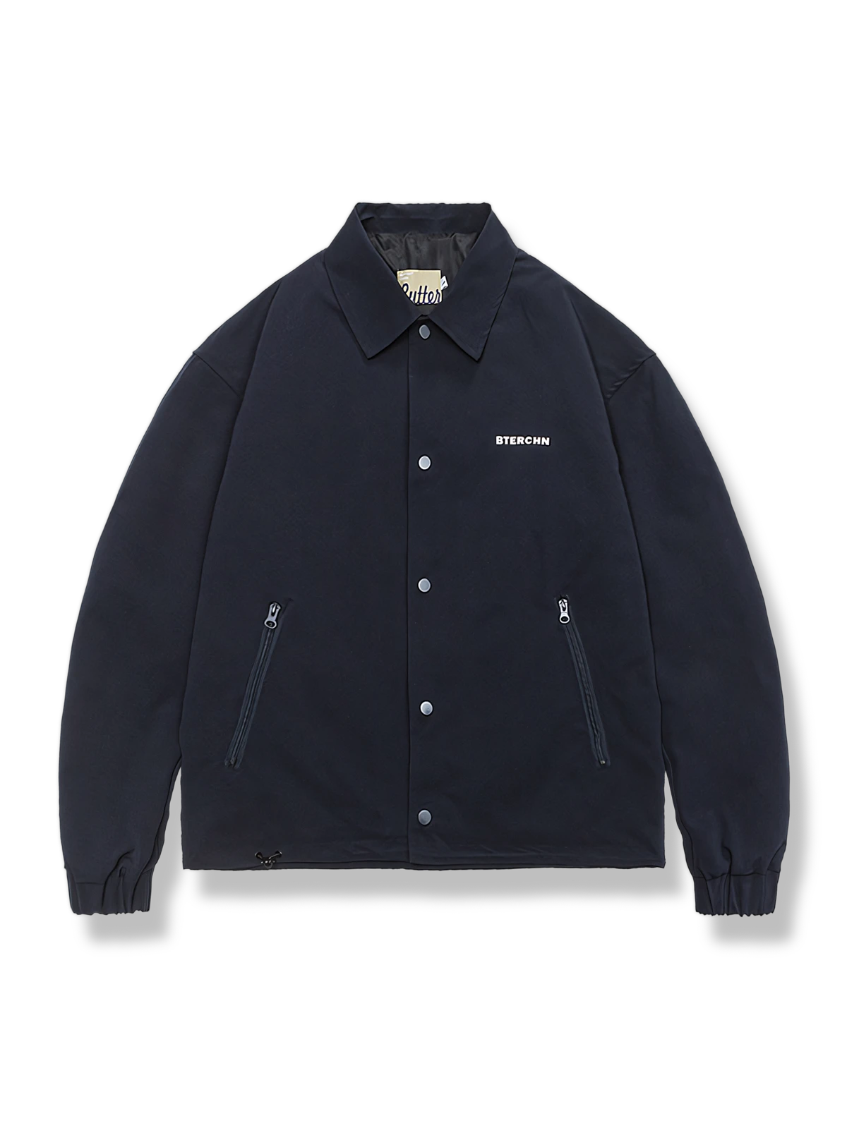 ジッパーポケット付きジャケットのシンプルで機能的なデザインを強調した写真。