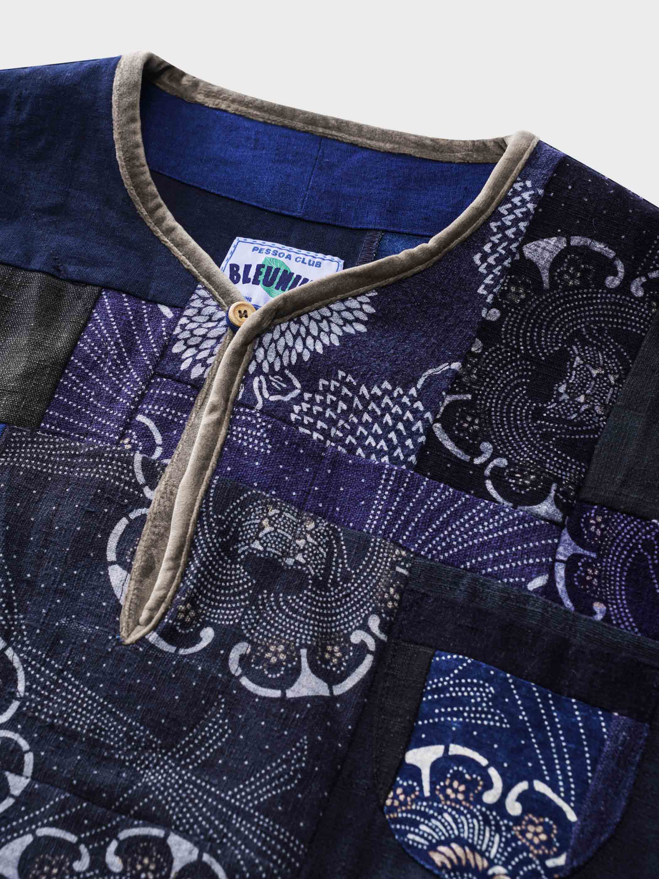 藍染めロングスリーブTシャツのカスタムメイド天然竹製ボタン、Y字型の襟口と内部のテクスチャーデザイン