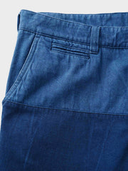 藍染め作業服パンツの後ろのウエストにあるクラシックなバックルバックのD型リングとポケットディテール