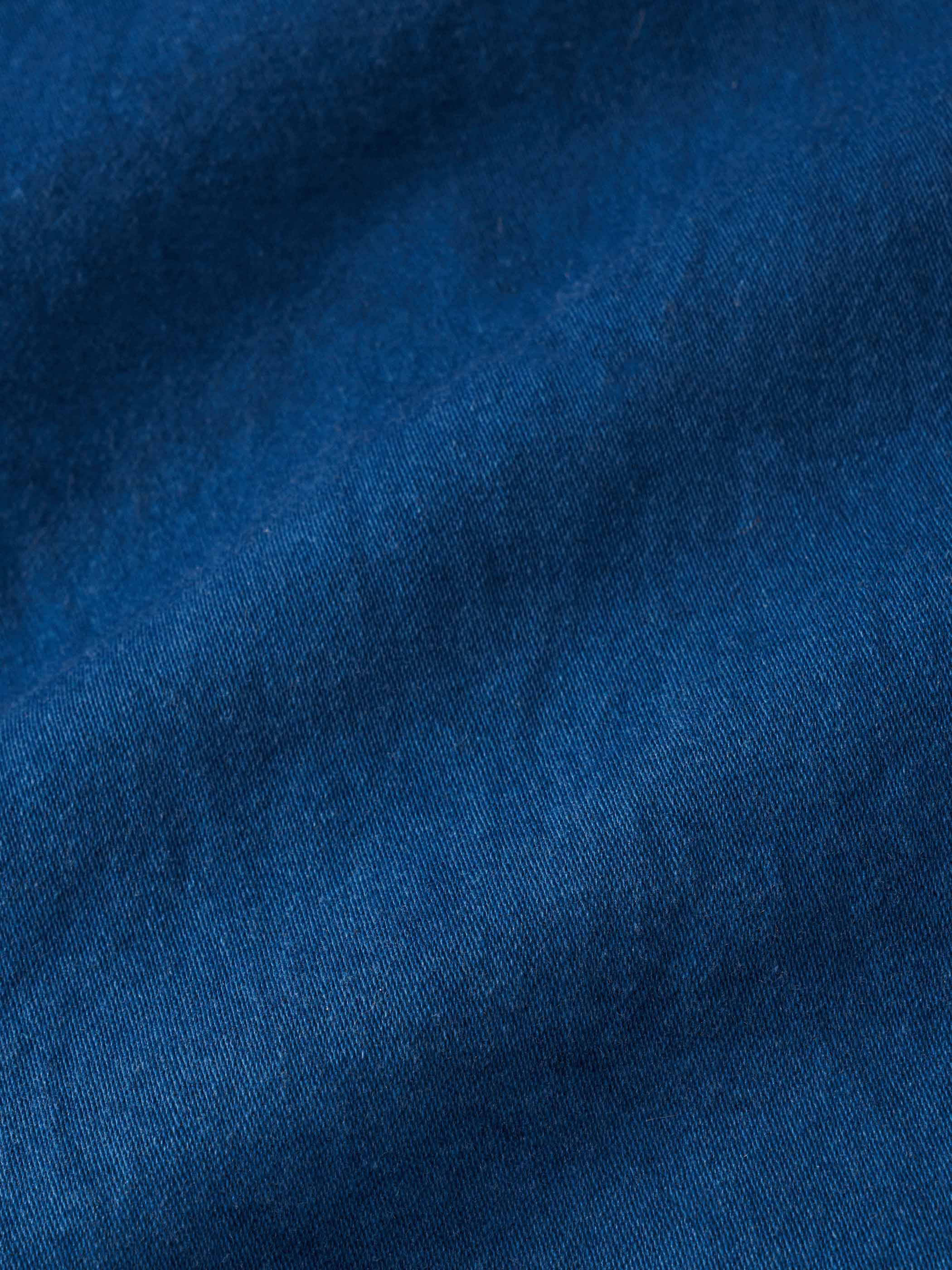 藍染め作業服パンツの後ろのウエストにあるクラシックなバックルバックのD型リングとポケットディテール