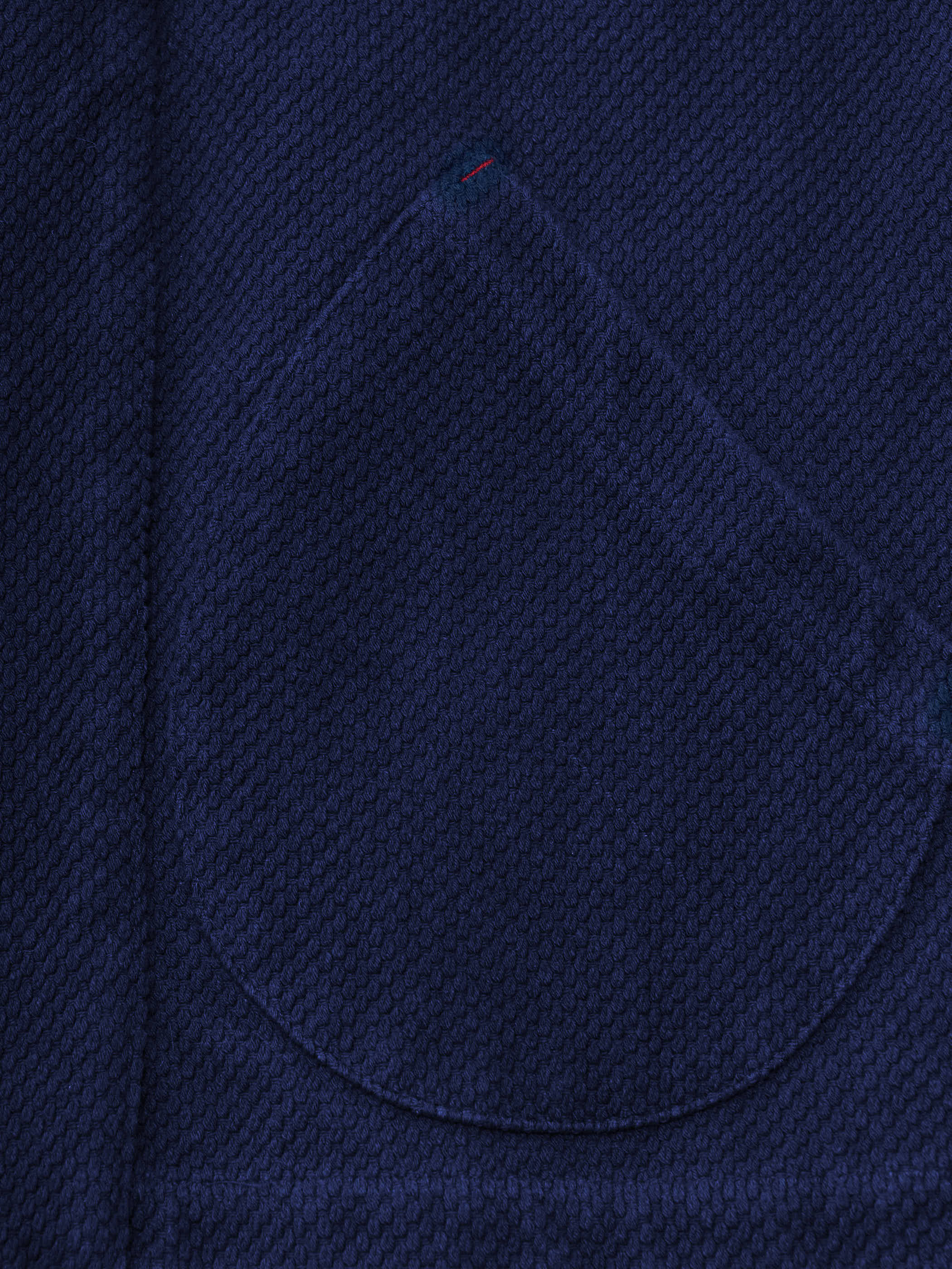 裏返すとバンダナ柄が現れる藍染はんてん、手作業で織られた刺し子織り生地の美しい陰影が特徴